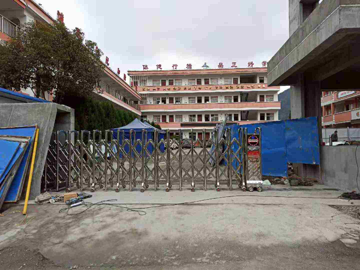 平利县大贵镇中心小学电动伸缩门安装完毕